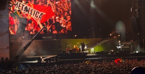 VIDEO: Metallica otkazala koncert, obožavatelji uništili binu 