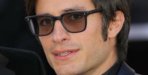 Gael Garcia Bernal kao član vojne hunte