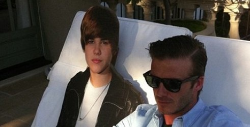 David Beckham se druži s kartonastim J. Bieberom