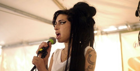Pijana Amy Winehouse komaj stala na nogah