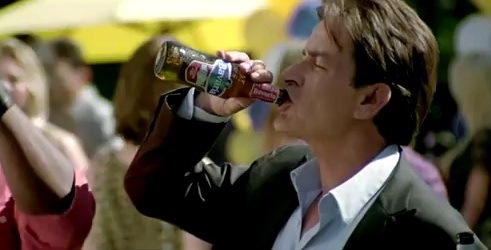 VIDEO: Charlie Sheen reklamira bezalkoholno pivo