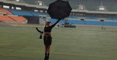 Mokra Lady Gaga na praznem stadionu v Seulu