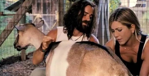 VIDEO: Aniston se zaljubila u Justina dok su muzli kozu?