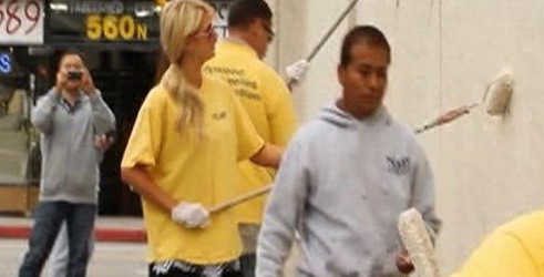 Paris Hilton u visokim petama odrađuje društveno koristan rad