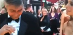 Video: Clooney na Oscarima prokrijumčario alkohol