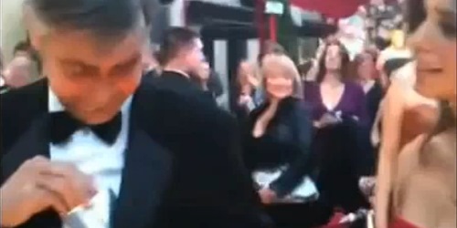Video: Clooney na Oscarima prokrijumčario alkohol