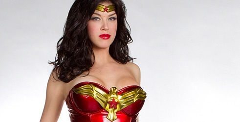 Poglejte si prve posnetke seksi Wonder Woman v akciji!