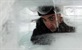 Video: 66 sati proveo polugol u gigantskoj kocki leda