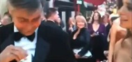 Video: Clooney na Oscarima prokrijumčario alkohol