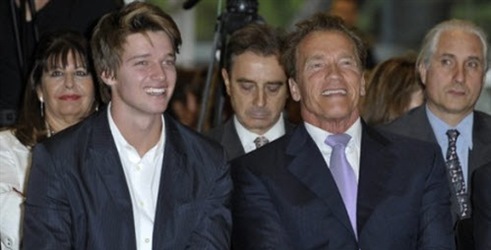Sin Arnolda Schwarzeneggerja je dobil prvo filmsko vlogo