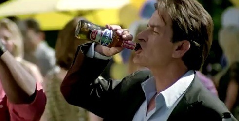 VIDEO: Charlie Sheen reklamira brezalkoholno pivo