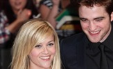 Robert Pattinson se skriva pri Reese Whiterspoon