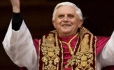 Video: Poludjela žena oborila Papu i francuskog kardinala