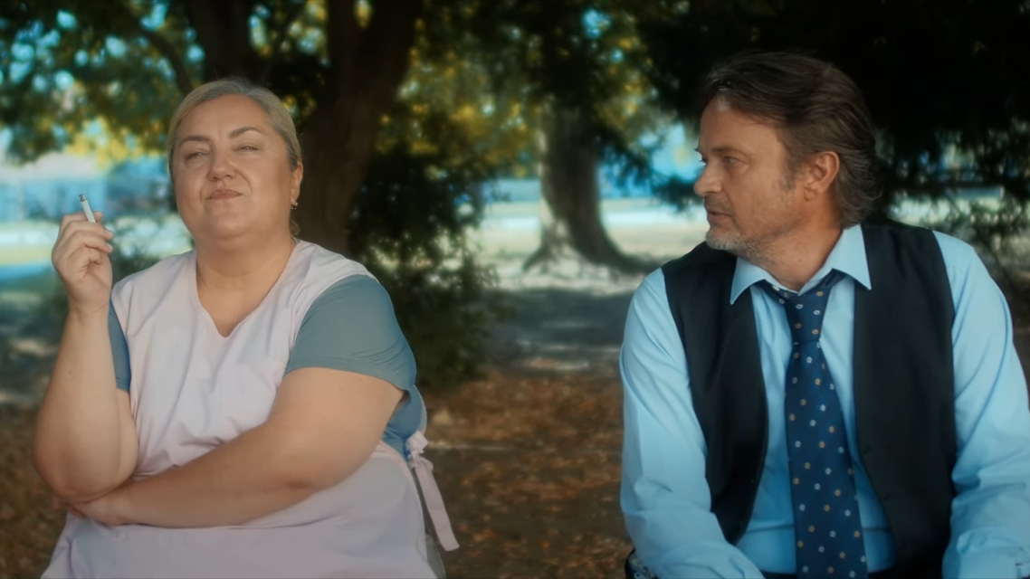 Žena s gumenim rukavicama