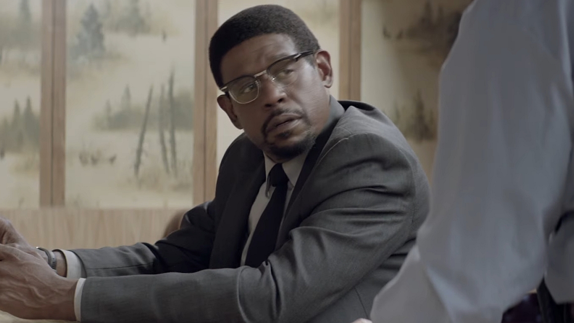 Dva čovjeka u gradu