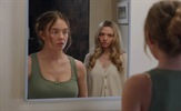 Sydney Sweeney otkriva jezive tajne o Amandi Seyfried u novoj najavi za "The Housemaid"