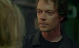 Alfie Allen kao poremećeni profesor u psihološkom trileru "Girl Taken"