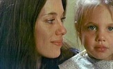Video: Angelina objavila video u spomen na majku