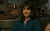 Ewan McGregor i Anne Hathaway bježe pred dinosaurom u filmu "The End of Oak Street"