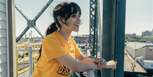 Jenna Ortega i Tommy Lee Jones bore se za opstanak u prvom traileru za Finestkind