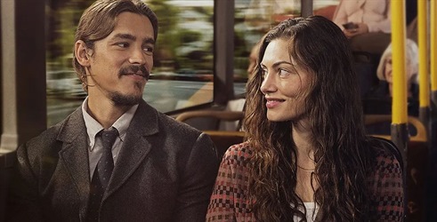 Phoebe Tonkin i Brenton Thwaites traže ljubav u seriji Two Years Later