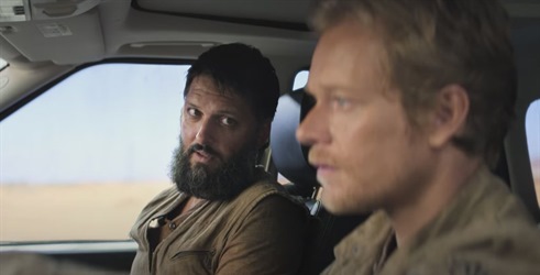 Alfie Allen i Shazad Latif bježe s uranom kroz Saharu u seriji Atomic