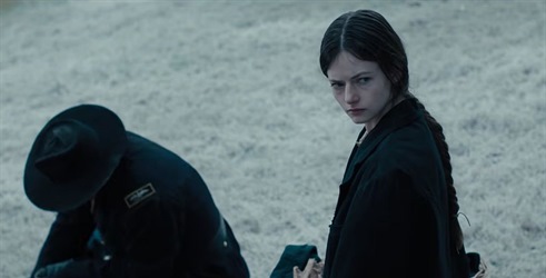 Mackenzie Foy sama protiv odmetnika u zimskom vesternu The Isolate Thief