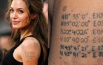Poznato značenje koordinate sedme tetovaže Angeline Jolie