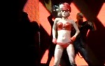 Video: Lady Gaga dobila buket cvijeća - u glavu!