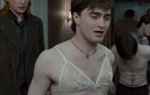 Čarobnjak Harry Potter u novom nastavku filma nosi grudnjak