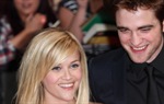 Robert Pattinson krije se kod Reese Whiterspoon
