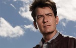 Charlie Sheen se želi pomiriti s kreatorom serije 'Dva i pol muškarca'