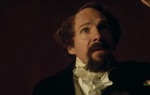Ralph Fiennes kao Charles Dickens