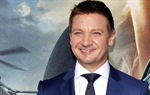 Jeremy Renner kao Doc Holliday