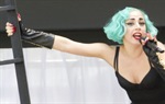 VIDEO: Lady Gaga udarena štapom na koncertu na Novom Zelandu