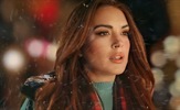 Lindsay Lohan se bori s amnezijom u najavi filma "Falling for Christmas"