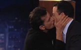 C. Sheen iznenadio Jimmyja Kimmela sočnim poljupcem
