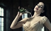 Video: Seksi Dita Von Teese u interaktivnoj reklami za Perrier