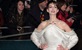 Anne Hathaway na premijeri "Jadnika" u haljini optočenoj biserima