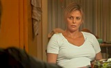 Charlize Theron je iscrpljena majka u novom filmu "Tully"