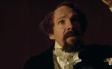 Ralph Fiennes kao Charles Dickens