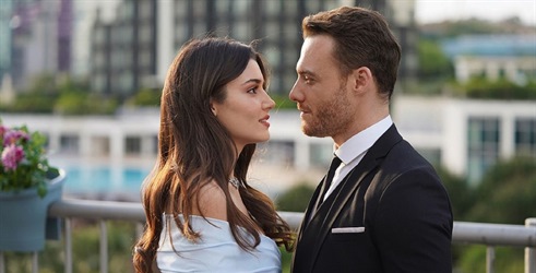 Hande Ercel i Kerem Bursin iz hit-serije 'Miriše na ljubav' televizijski su ljubavni par koji će osvojiti gledatelje!
