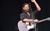 Bradley Cooper kao rock zvezda zasvirao gitaru na Glastonbury festivalu