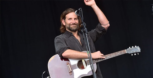 Bradley Cooper kao rock zvezda zasvirao gitaru na Glastonbury festivalu