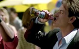 VIDEO: Charlie Sheen reklamira bezalkoholno pivo
