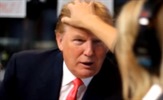 Video: Trump dokazao da mu je kosa prava!